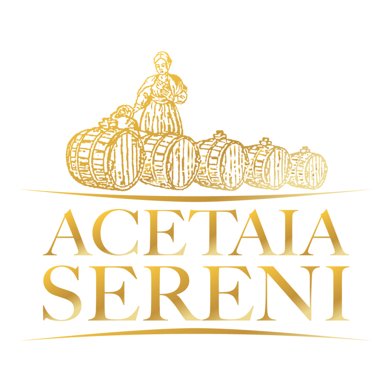 Acetaia Sereni, inmitten der malerischen Hügel von Modena gelegen, produziert seit vier Generationen einen feinen und außergewöhnlichen Balsamico-Essig aus Modena. Die gesamte Produktionskette wird im eigenen Haus durchgeführt, von den eigenen Weinbergen bis zur Abfüllung des fertigen Produkts. Jetzt kaufen. 