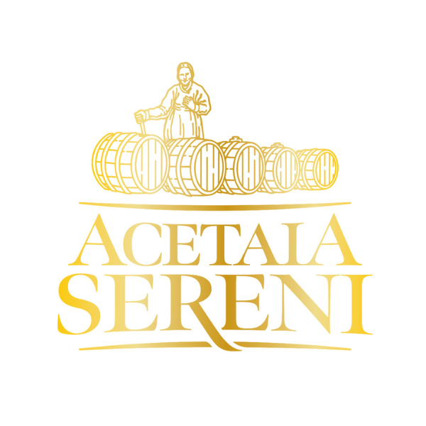 Acetaia Sereni, inmitten der malerischen Hügel von Modena gelegen, produziert seit vier Generationen einen feinen und außergewöhnlichen Balsamico-Essig aus Modena. Die gesamte Produktionskette wird im eigenen Haus durchgeführt, von den eigenen Weinbergen bis zur Abfüllung des fertigen Produkts. Jetzt kaufen. 